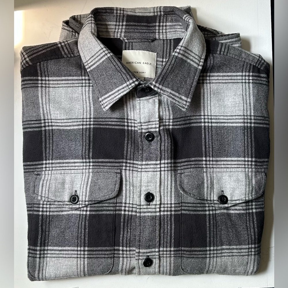 American Eagle Gray Plaid Flannel Shirt. Size: Small